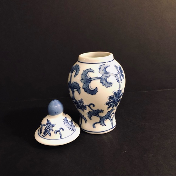 Miniature Chinoiserie Vase with Top - Picture 6 of 7